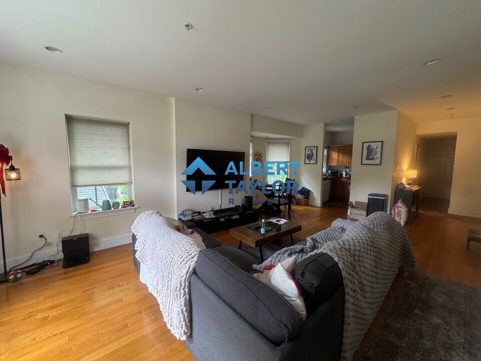 10 Selkirk Rd, Unit 2 in Boston, MA - Building Photo