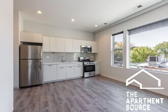 2247 W Lawrence Ave, Unit 403 in Chicago, IL - Building Photo - Building Photo