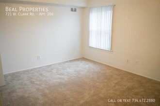 721 W Clark Rd in Ypsilanti, MI - Building Photo - Building Photo