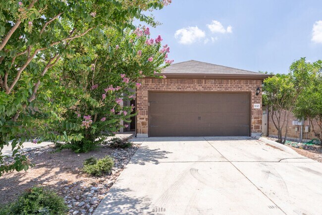 1048 Carolyn Cove