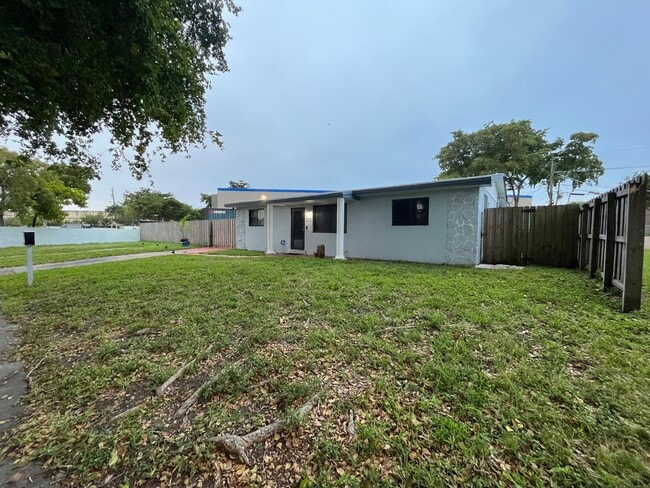 1200 NE 196th St, Unit 1200 in Miami, FL - Foto de edificio - Building Photo