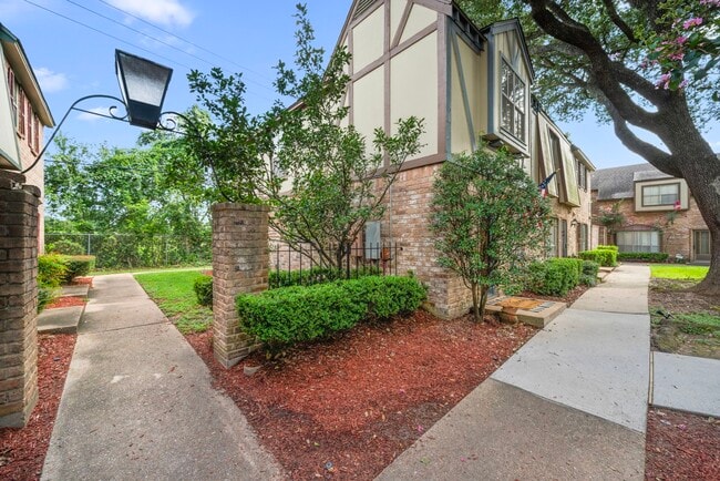 14703 Barryknoll Ln in Houston, TX - Building Photo - Building Photo