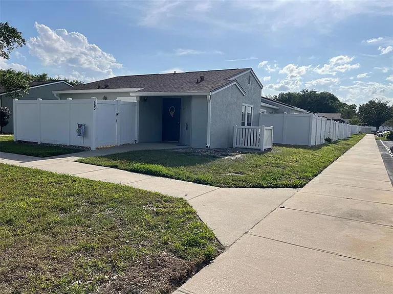 402 Dorchester Square in Lake Mary, FL - Building Photo