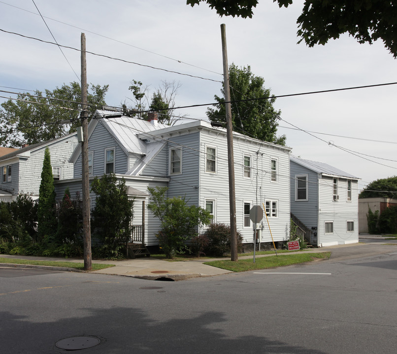 24 Lincoln Ave in Saratoga Springs, NY - Foto de edificio