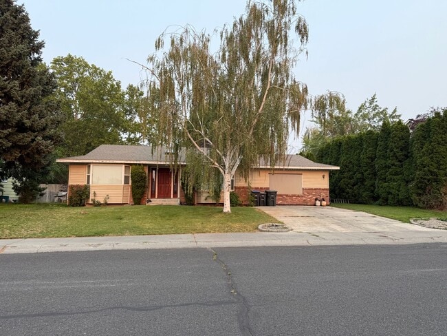 property at 2137 S Belair Dr