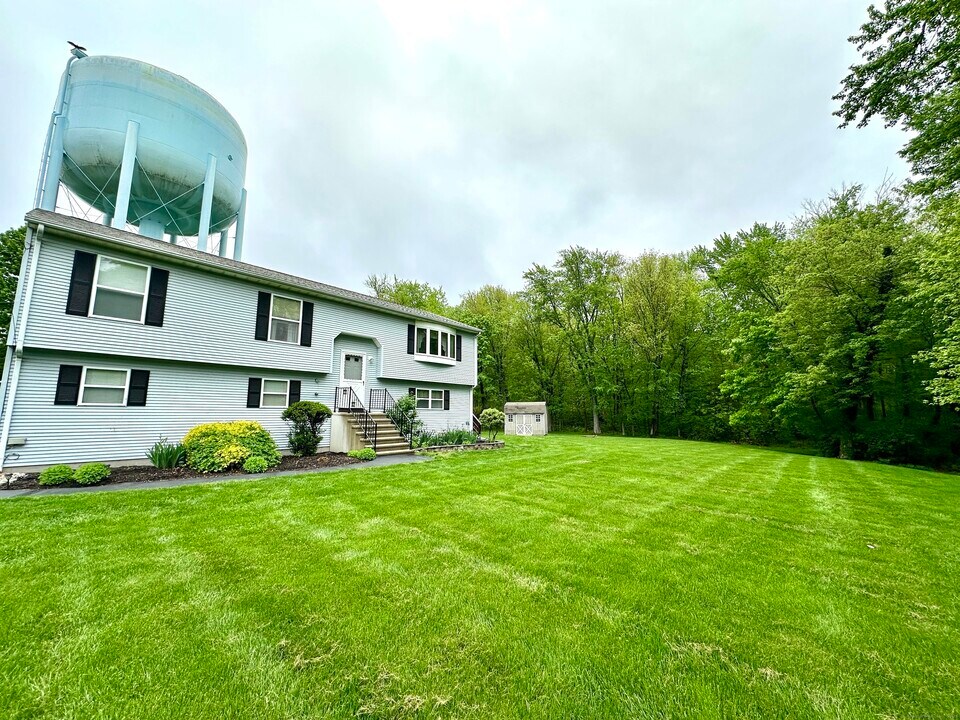 2 Edith St in Windsor Locks, CT - Building Photo