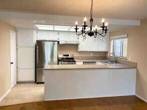 505 N Louise St, Unit 104 in Glendale, CA - Foto de edificio - Building Photo