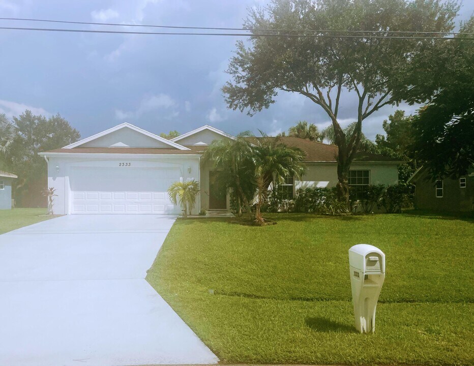 2333 SW Wynnewood St in Port St. Lucie, FL - Building Photo