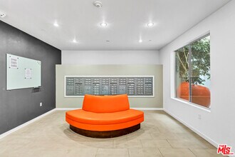 4211 Redwood Ave-Unit -305 in Los Angeles, CA - Building Photo - Building Photo