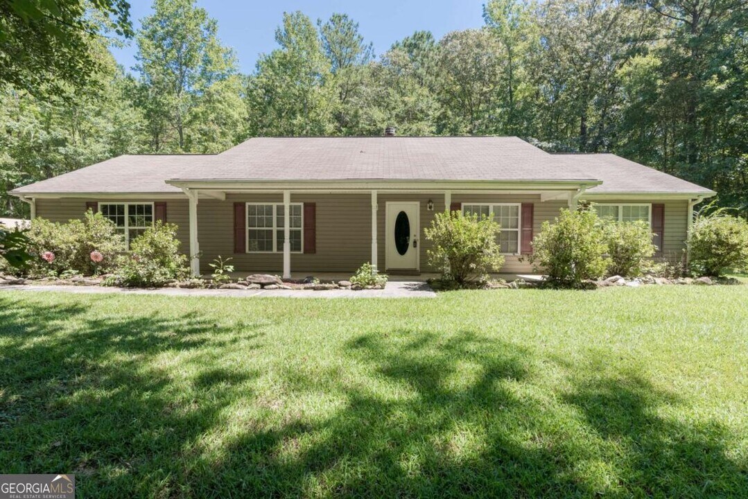 445 Hawk Rd in Newnan, GA - Building Photo