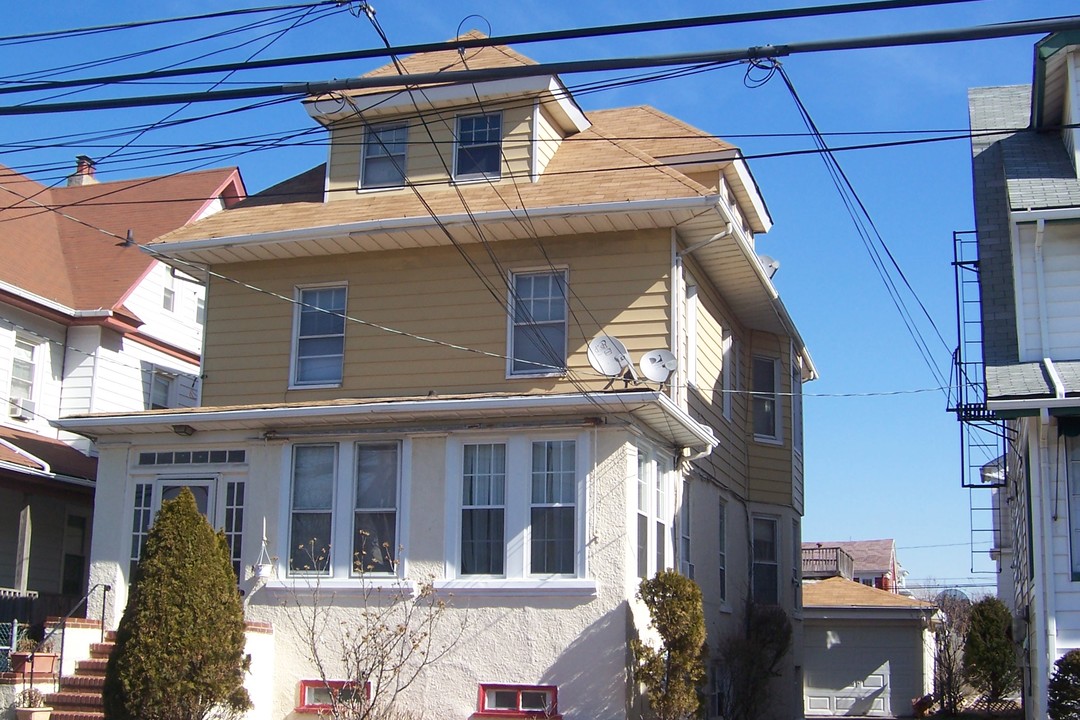 234 Beach 124th St in Far Rockaway, NY - Building Photo