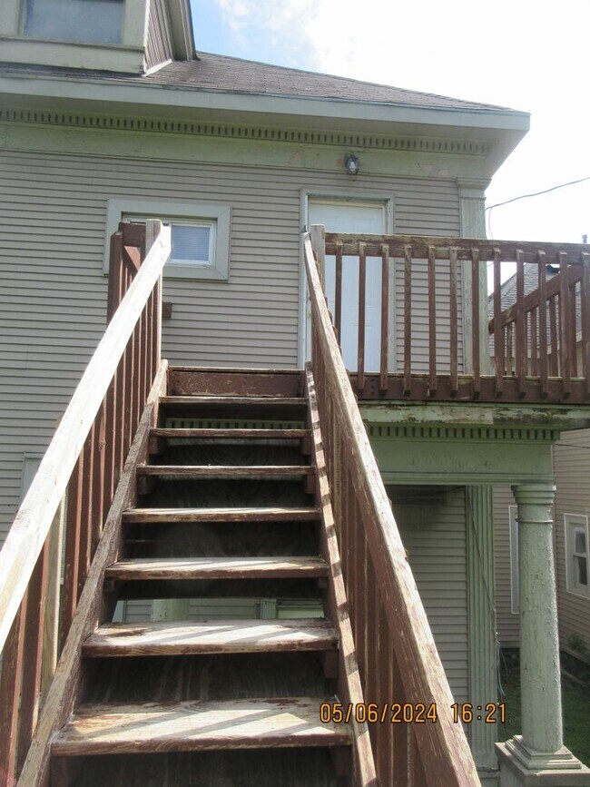 135 E Suttenfield St-Unit -Apt 4 in Fort Wayne, IN - Building Photo - Building Photo