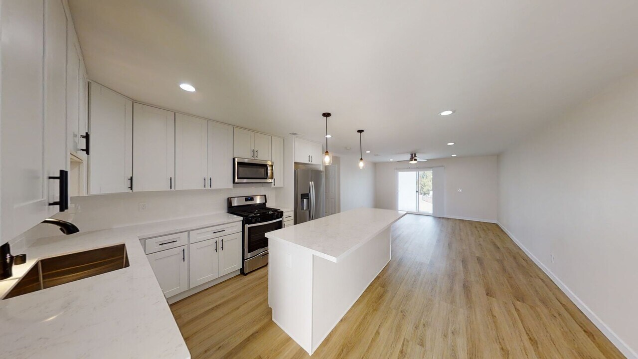 5318 W Falls View Dr in San Diego, CA - Building Photo