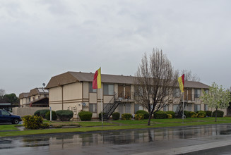 Lakeland Apartments in Madera, CA - Foto de edificio - Building Photo