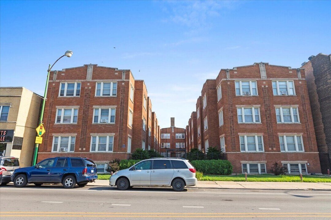 2342 W Touhy Ave in Chicago, IL - Building Photo