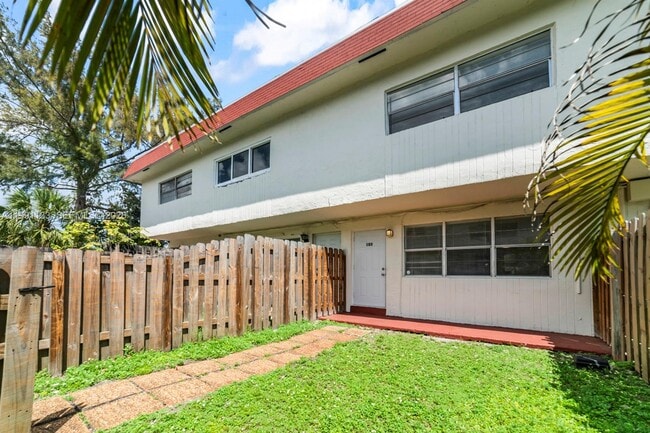 1560 NE 151st St in North Miami Beach, FL - Building Photo - Building Photo