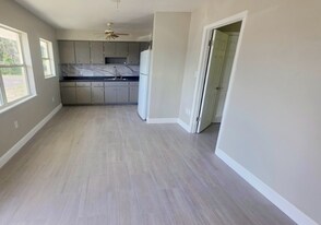 12 3rd St in Frostproof, FL - Building Photo