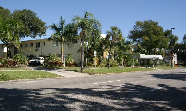 Colony Apartments in St. Petersburg, FL - Foto de edificio - Building Photo