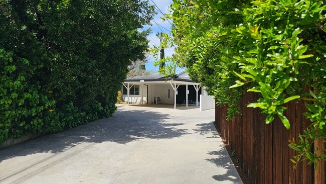 20811 Tiara St in Los Angeles, CA - Building Photo - Building Photo