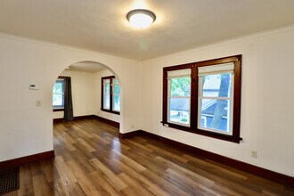 744 Central Ave, Unit 744.5 in Beloit, WI - Foto de edificio - Building Photo