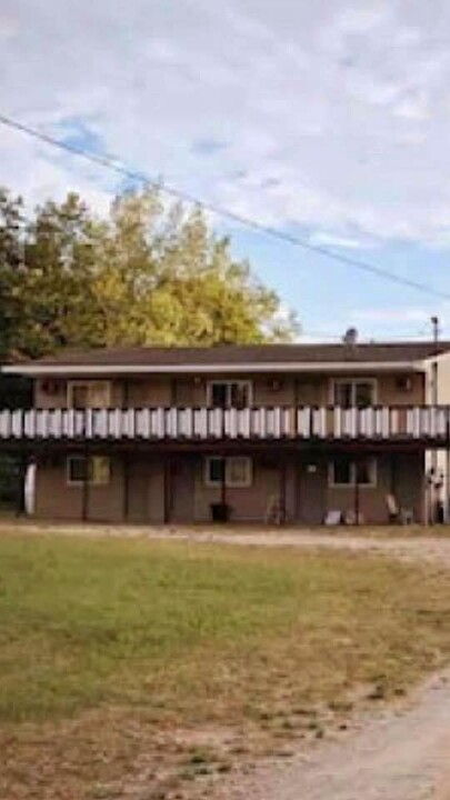 7048 W 38 Rd, Unit 5 in Cadillac, MI - Foto de edificio