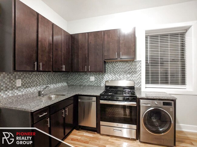 635 W Oakdale Ave, Unit #641-1 in Chicago, IL - Building Photo - Building Photo