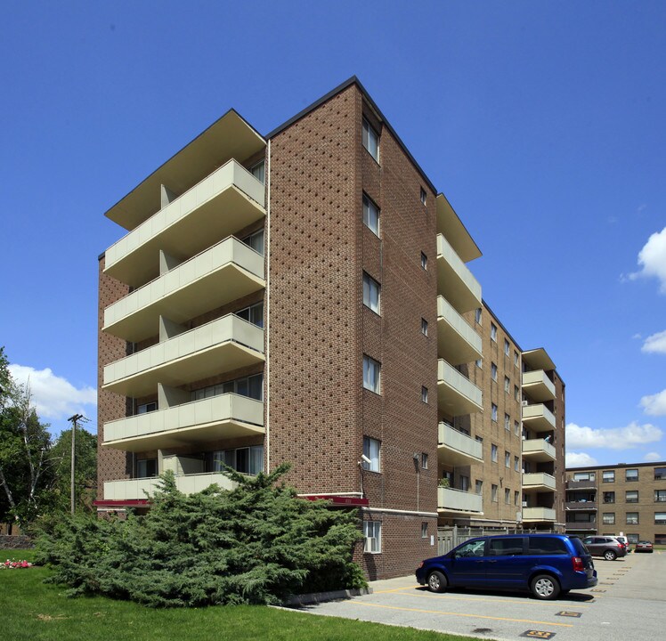 Strathclyde in Toronto, ON - Building Photo