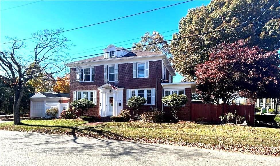 1376 Smith St in North Providence, RI - Building Photo