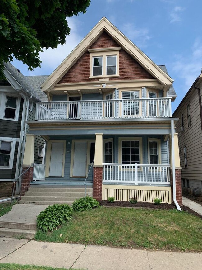 2514 N Oakland Ave, Unit 2514 in Milwaukee, WI - Building Photo - Building Photo