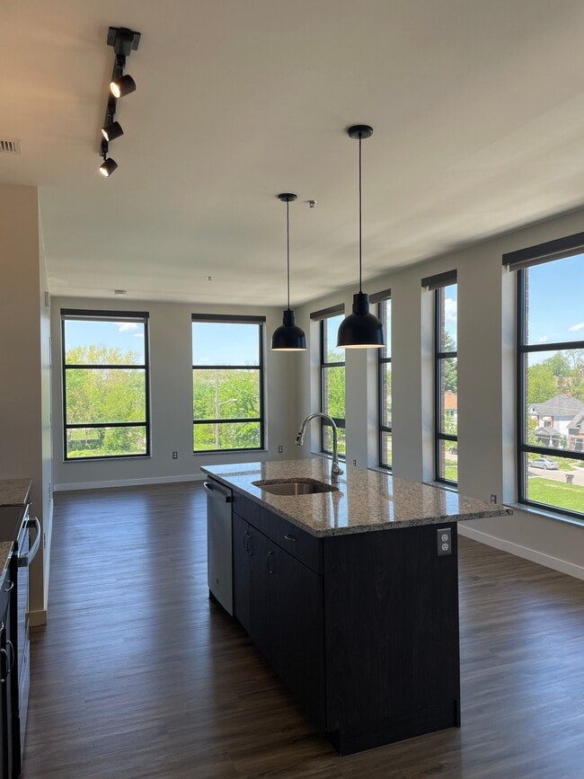 8001 Kercheval Ave, Unit 201