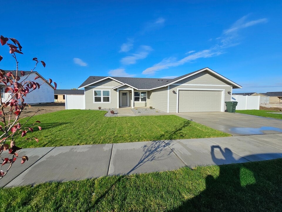 212 River Ridge Dr in Boardman, OR - Foto de edificio