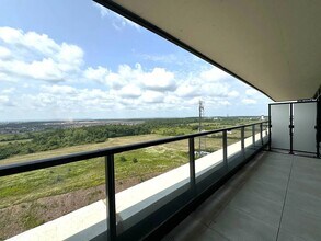 3200 William Coltson Av in Oakville, ON - Building Photo - Building Photo