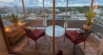 2350 W First St in Ft. Myers, FL - Building Photo