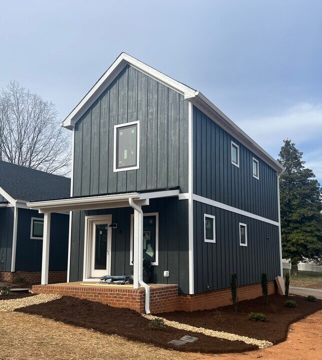 18 Cottage Ct in Granite Falls, NC - Building Photo