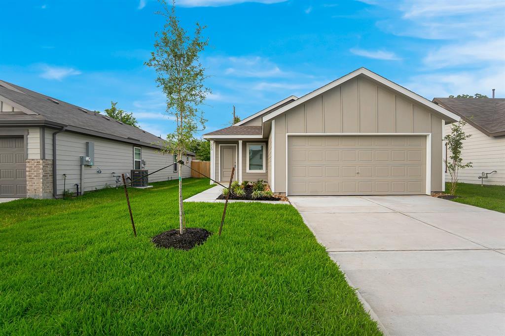 220 Laura Leigh Ln in Angleton, TX - Building Photo