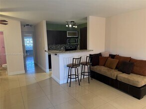 467 Golden Isles Dr in Hallandale Beach, FL - Building Photo - Building Photo