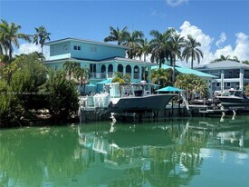 124 Indies Dr S in Duck Key, FL - Building Photo