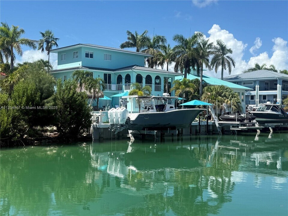 124 Indies Dr S in Duck Key, FL - Building Photo