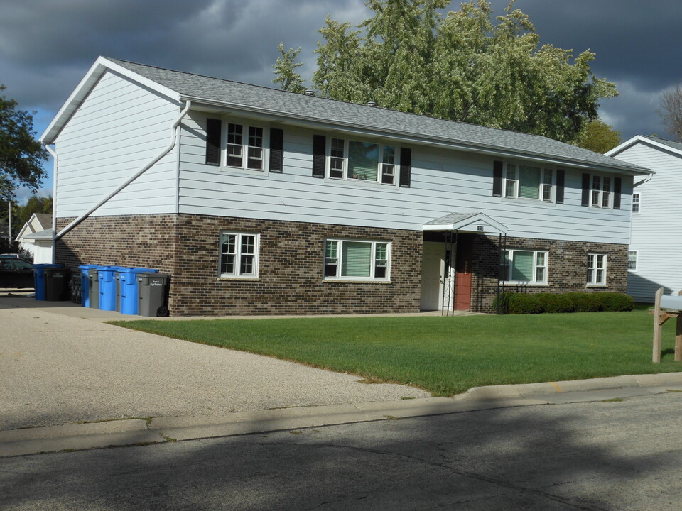 1012 Meadow St, Unit 2 in Watertown, WI - Building Photo