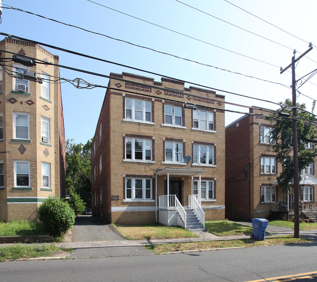 617 W Main St in New Britain, CT - Foto de edificio - Building Photo