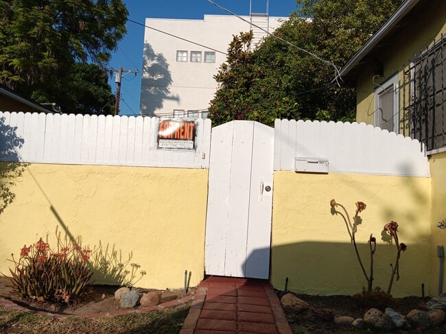 10657 Woodbridge St in North Hollywood, CA - Building Photo - Building Photo