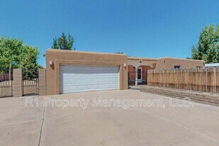 501 Calle del la Angel in Bernalillo, NM - Building Photo