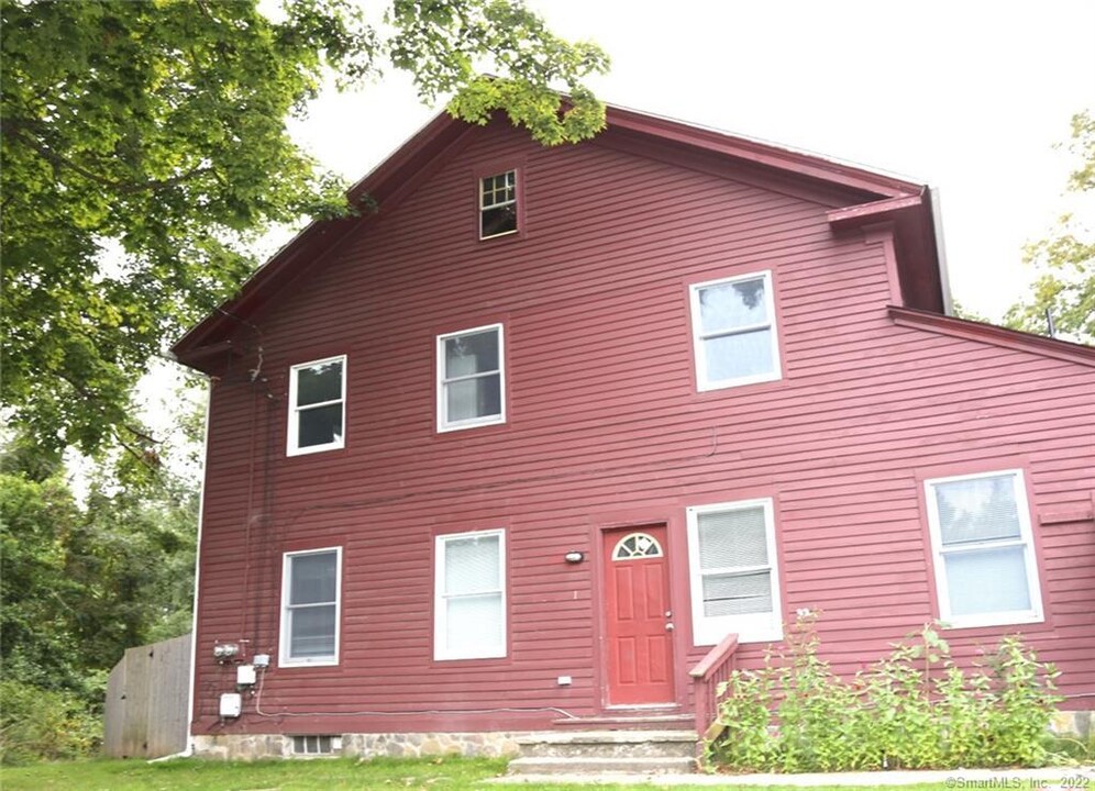 1 Pole Bridge Rd in Newtown, CT - Building Photo