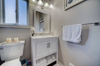 10537 Midvale Ave N in Seattle, WA - Foto de edificio - Building Photo