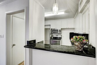 3400 Timmons Ln in Houston, TX - Building Photo - Building Photo
