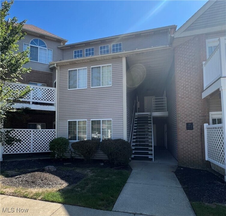 320 Village Pointe Dr in Akron, OH - Building Photo