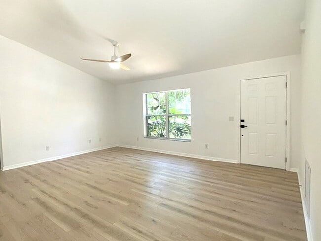 1047 S Myrtle Ave in New Smyrna Beach, FL - Building Photo - Building Photo