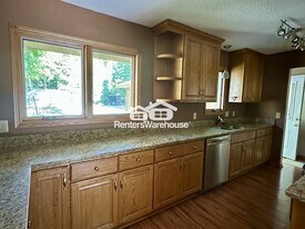 4933 Crestview Rd in Mound, MN - Building Photo