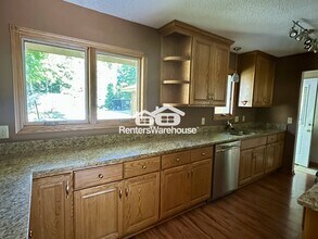 4933 Crestview Rd in Mound, MN - Foto de edificio - Building Photo