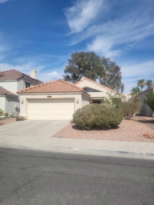 2718 Strathmoor Dr in Henderson, NV - Building Photo